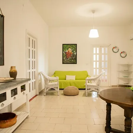 Maria Villa *